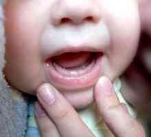 Симптомите на никненето на зъби при кърмачета