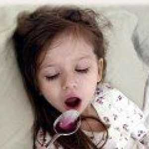 Как да наемете пристъп на кашлица при дете?